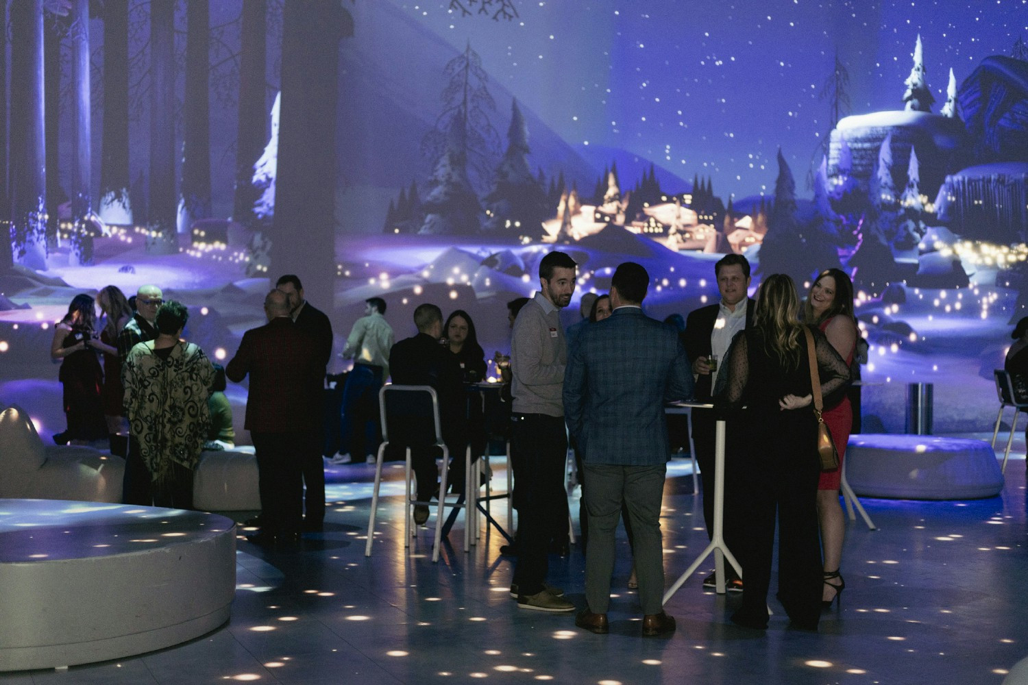 US Florentians joined each other in Atlanta for a 3D immersive Holiday Experience for the 2023 Holiday Party! 